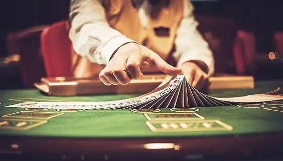 Live baccarat table on bambuhoki slot mobile app showing player and banker positions
