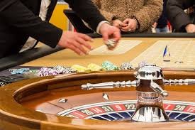 Bambuhoki slot mobile app showing Sudirman Cup matches and live casino options side-by-side